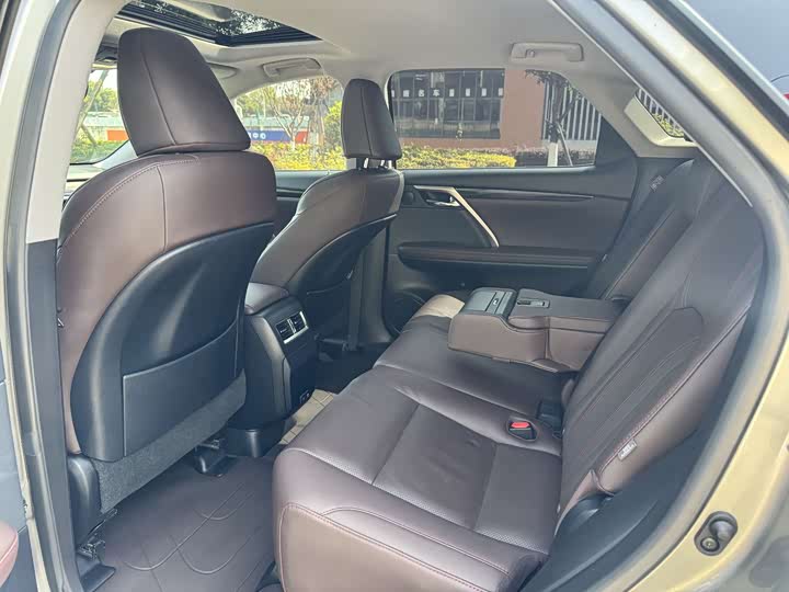 Фото 4 - Lexus RX