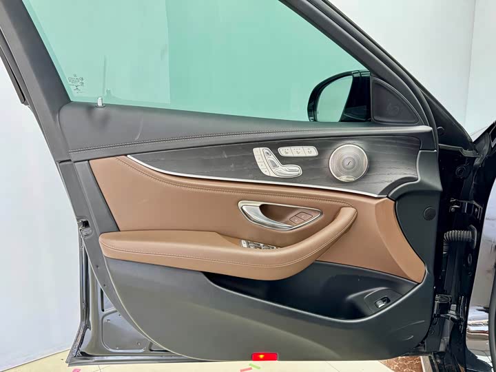 Photo 8 - Mercedes-Benz E-Class