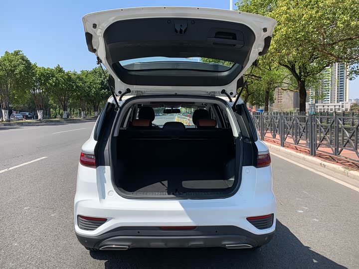 Фото 7 - Geely Vision X6