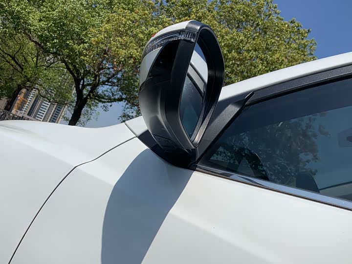 Фото 8 - Geely Vision X6