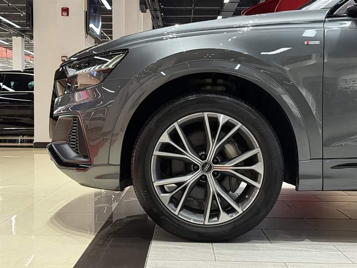 Фото 5 - Audi Q8