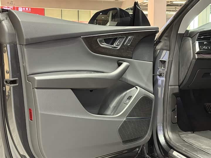 Фото 8 - Audi Q8