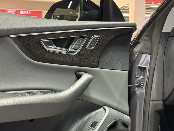 Фото 9 - Audi Q8