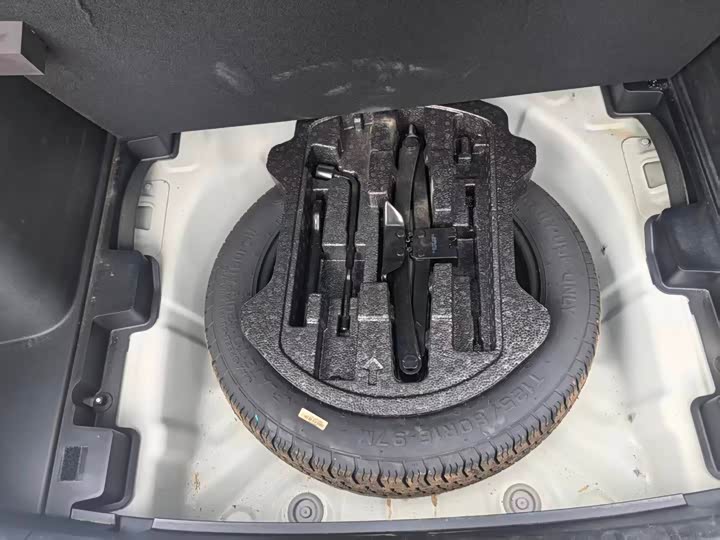 Фото 8 - Geely Coolray