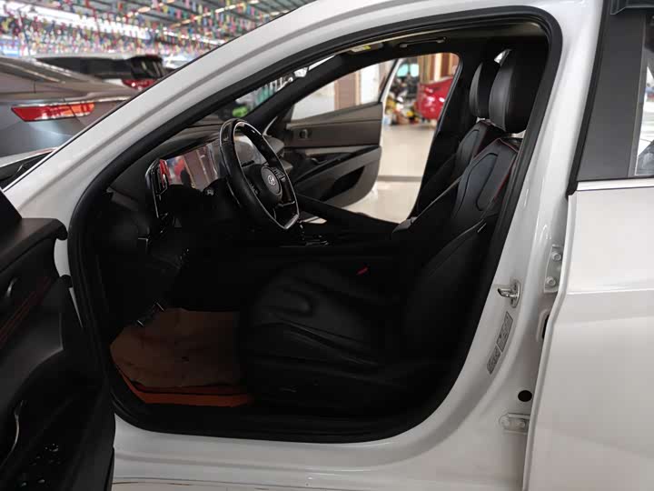 Photo 7 - Hyundai Elantra N line