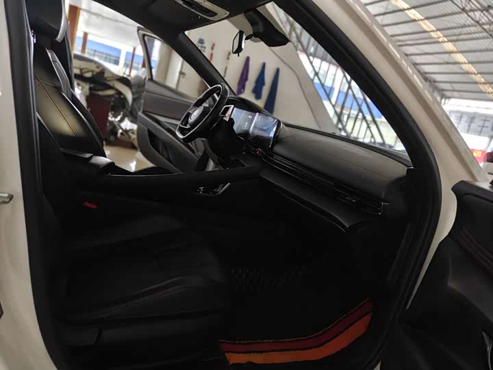 Photo 8 - Hyundai Elantra N line