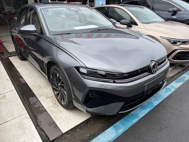 Photo 3 - Volkswagen Sagitar L