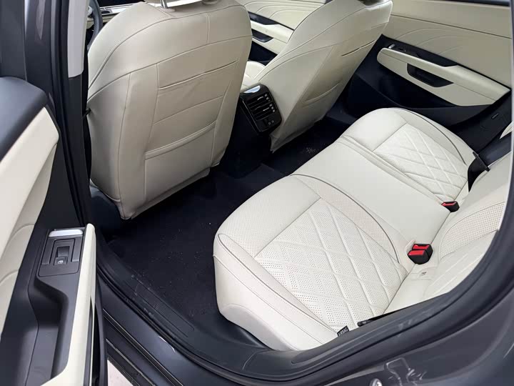 Photo 7 - Volkswagen Sagitar L