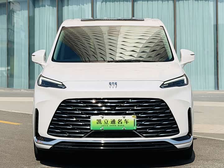 Photo 2 - Buick GL8 Hybrid