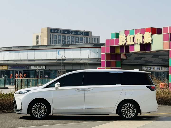 Photo 3 - Buick GL8 Hybrid