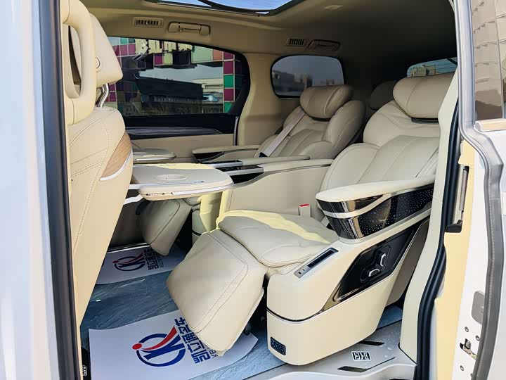 Photo 7 - Buick GL8 Hybrid