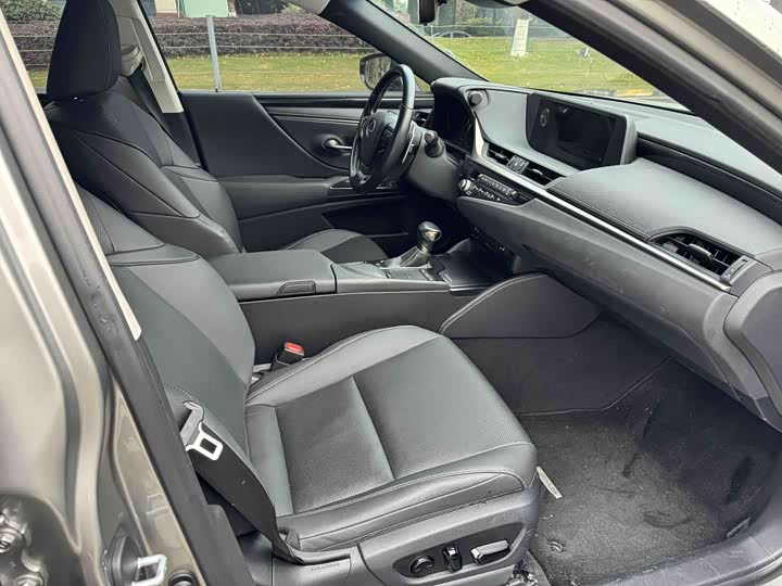 Фото 6 - Lexus ES