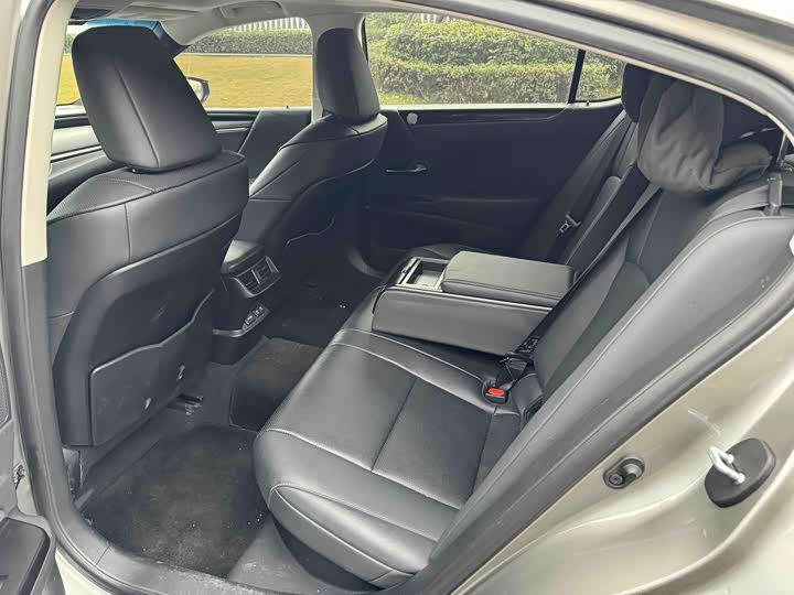 Фото 7 - Lexus ES