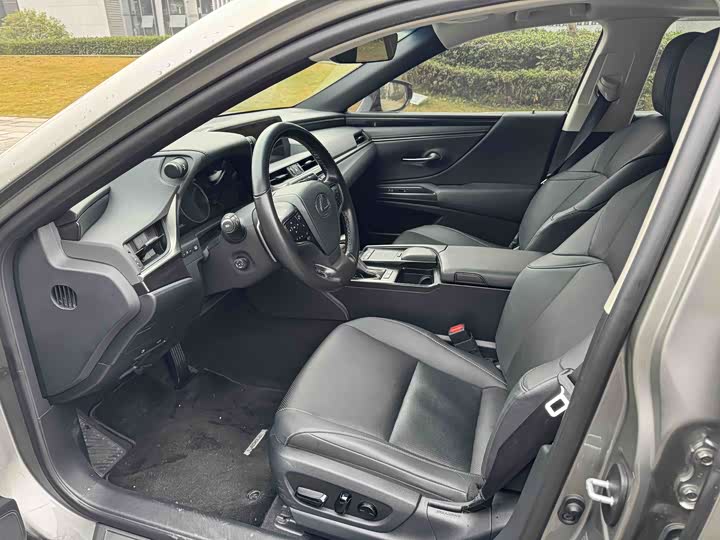 Фото 8 - Lexus ES