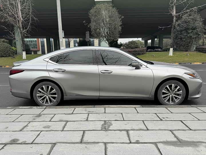 Фото 9 - Lexus ES