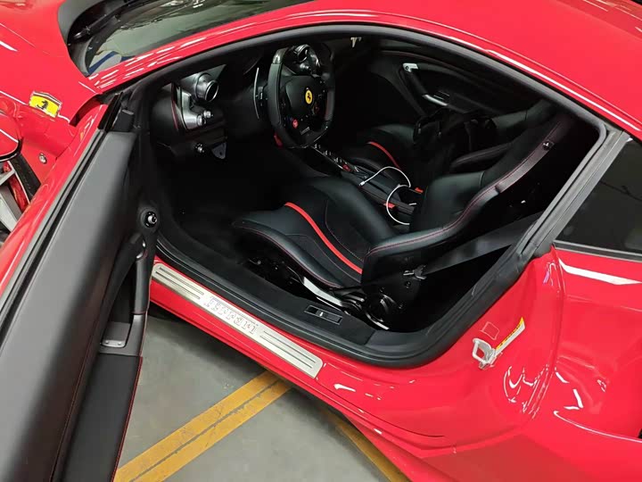 Фото 2 - Ferrari F8