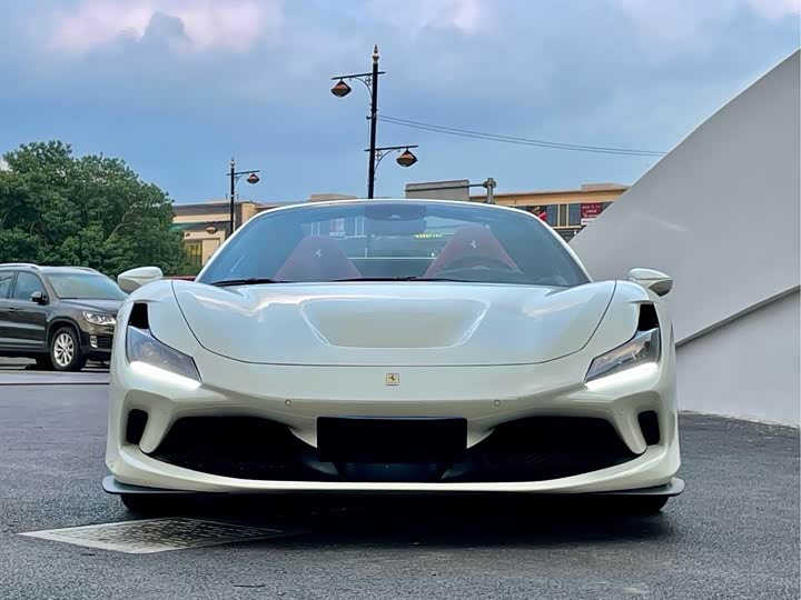 Photo 2 - Ferrari F8