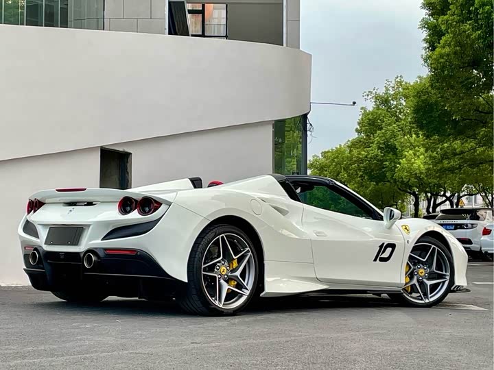 Photo 3 - Ferrari F8