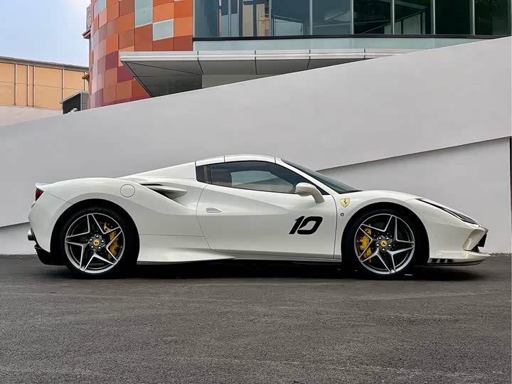 Photo 9 - Ferrari F8