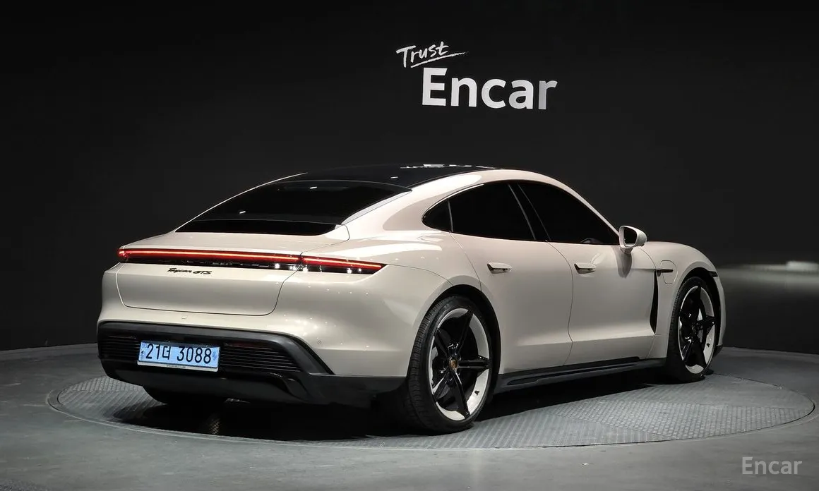 Фото 2 - Porsche Taycan