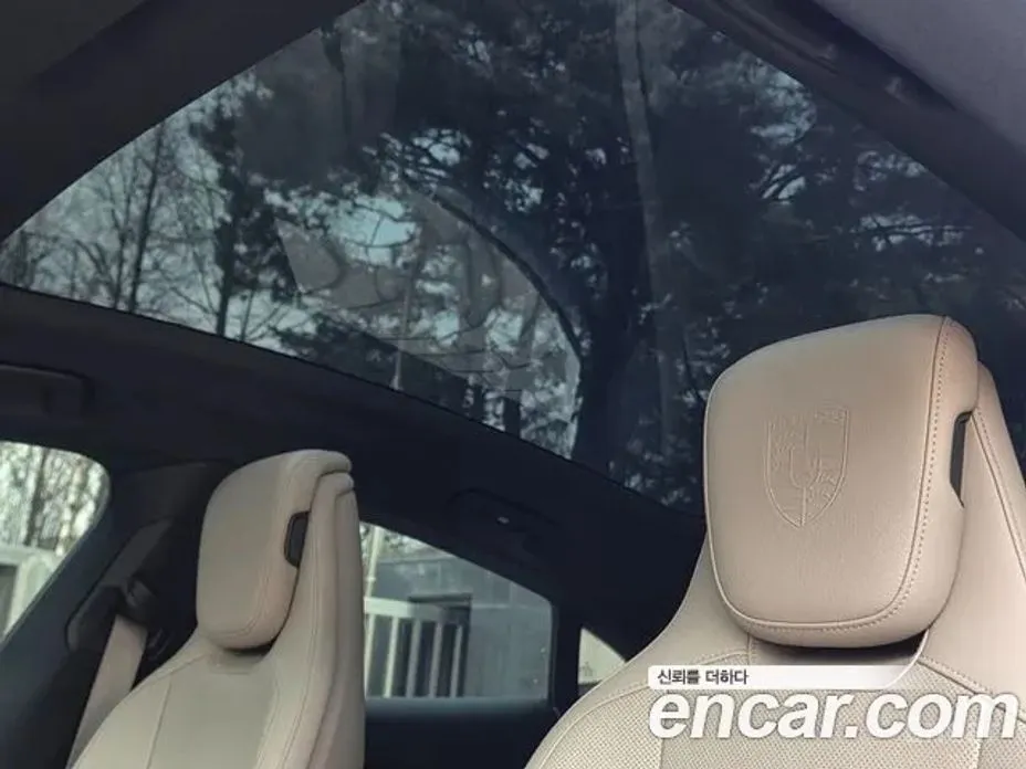 Фото 11 - Porsche Taycan