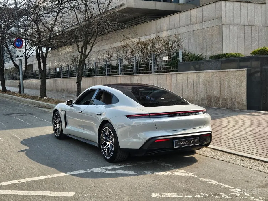 Фото 2 - Porsche Taycan