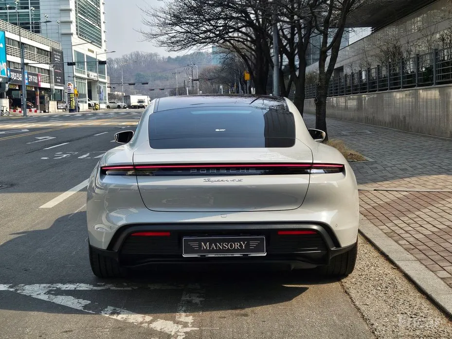 Фото 4 - Porsche Taycan