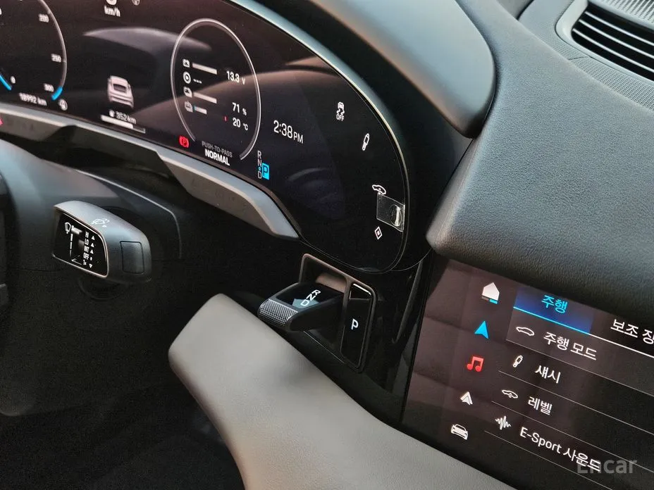 Фото 9 - Porsche Taycan