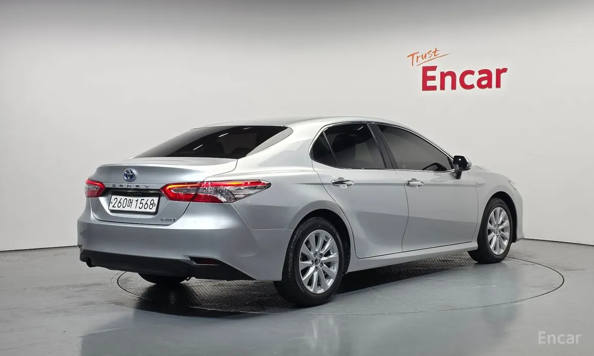 Фото 2 - Toyota Camry