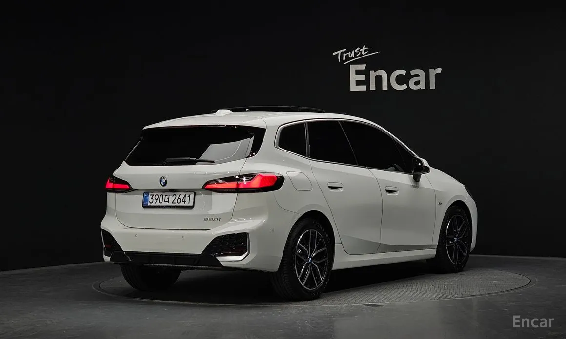 BMW 2 Series 2022 220i M Sport Design