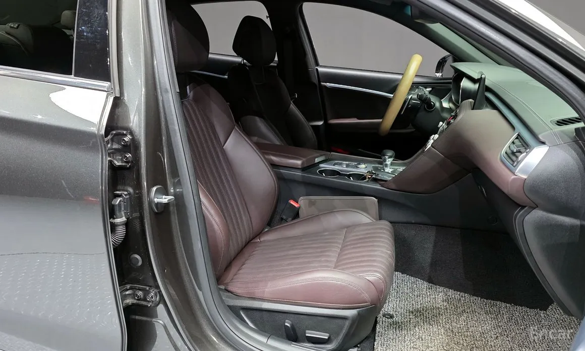 Фото 11 - Genesis G70