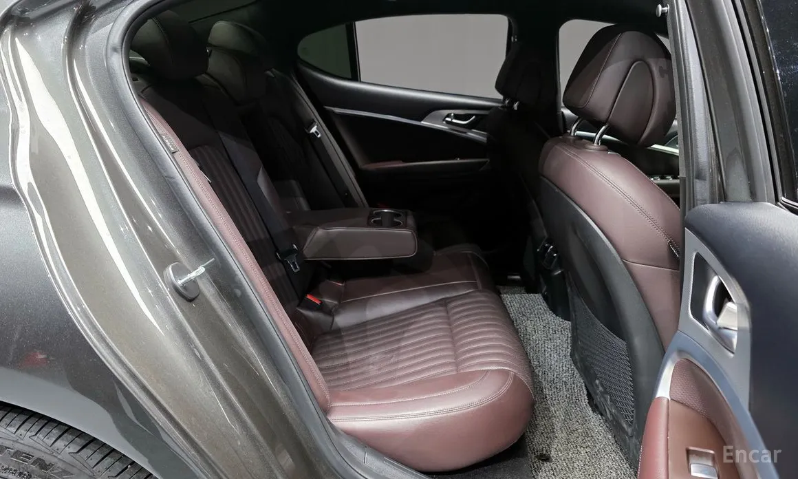 Фото 12 - Genesis G70