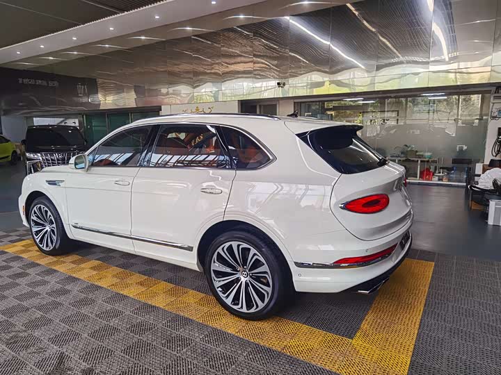 Фото 17 - Bentley Bentayga