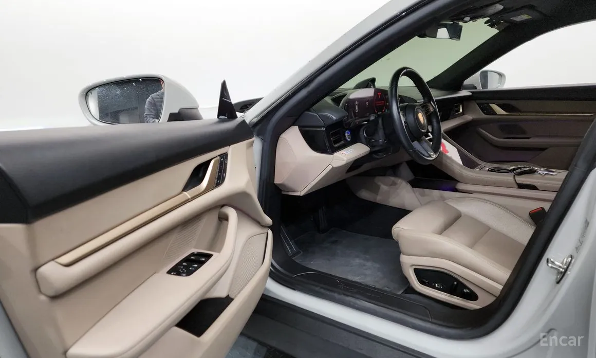 Фото 10 - Porsche Taycan