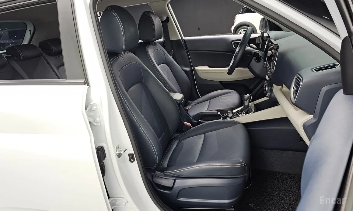 Photo 10 - Hyundai Venue