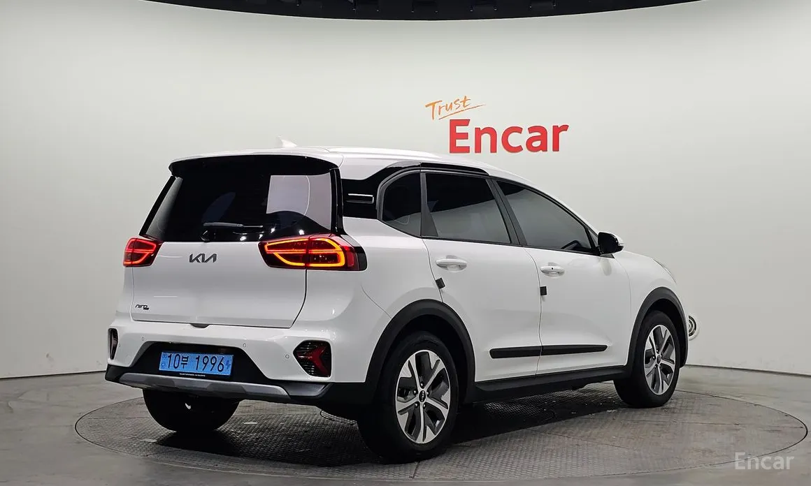 Photo 2 - Kia Niro