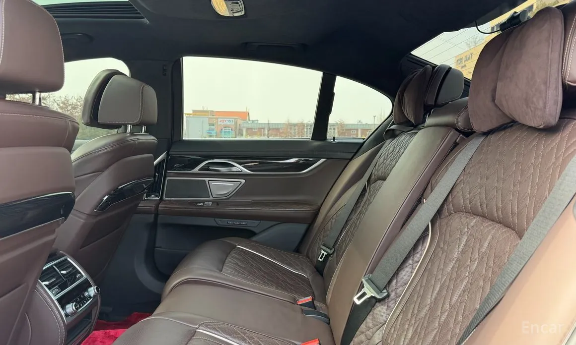 Фото 10 - BMW 7 Series