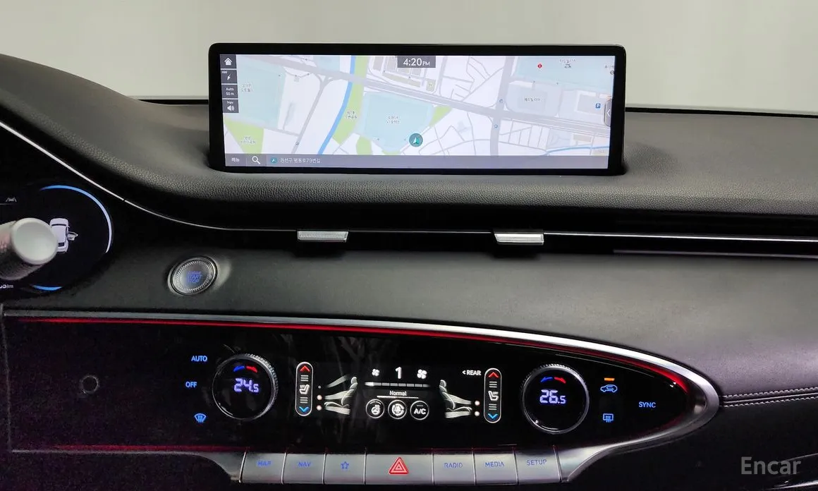 Photo 15 - Genesis GV70