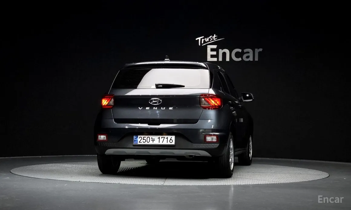 Photo 3 - Hyundai Venue