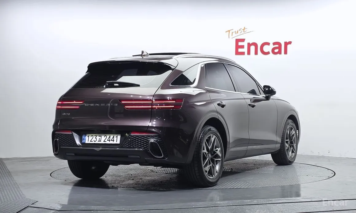 Photo 2 - Genesis GV70