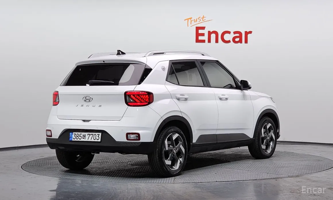 Photo 2 - Hyundai Venue