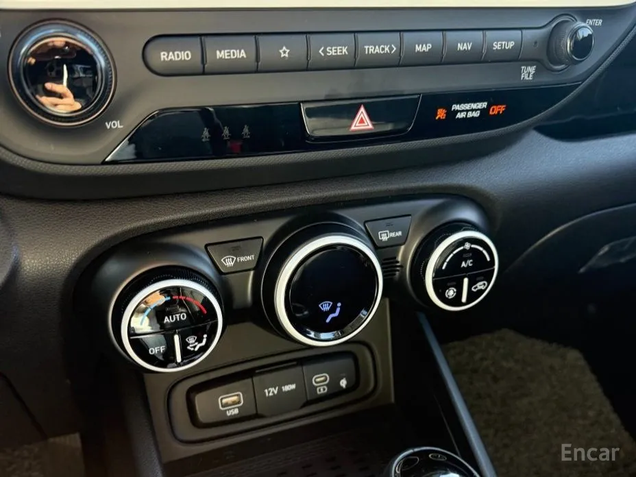 Photo 10 - Hyundai Venue