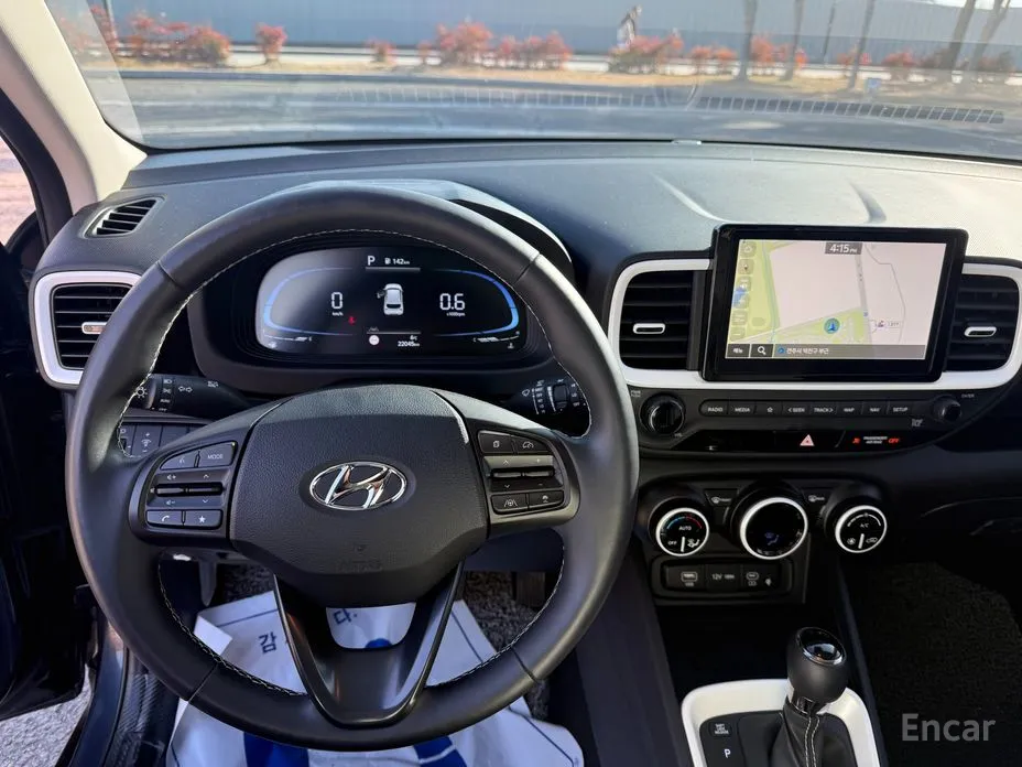 Photo 12 - Hyundai Venue