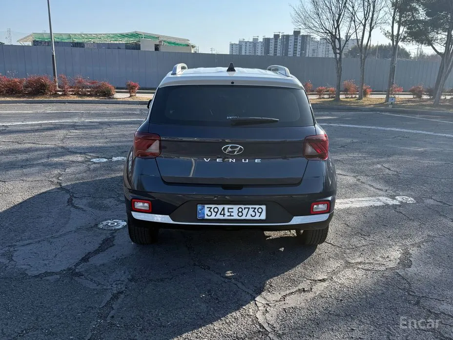 Photo 2 - Hyundai Venue