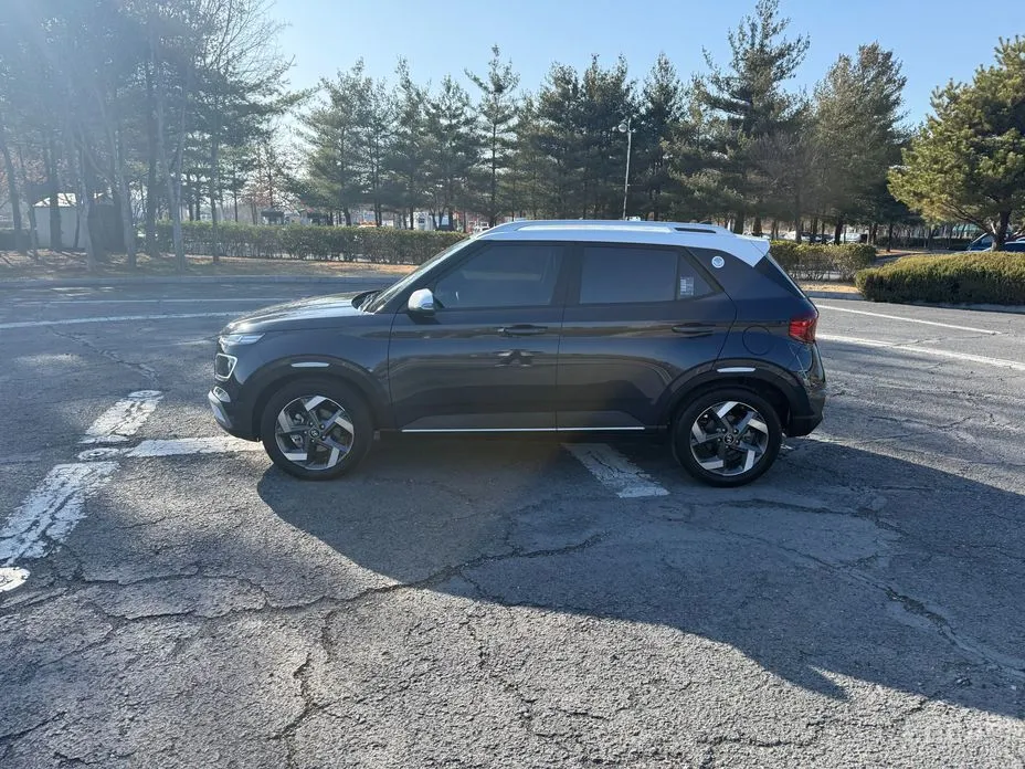 Photo 3 - Hyundai Venue