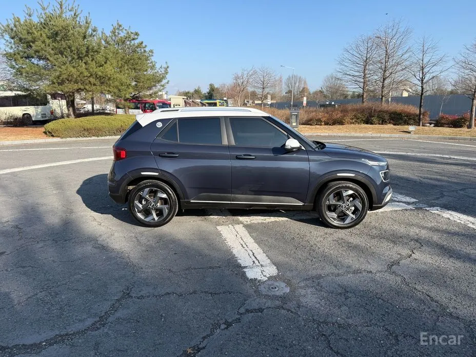 Photo 4 - Hyundai Venue