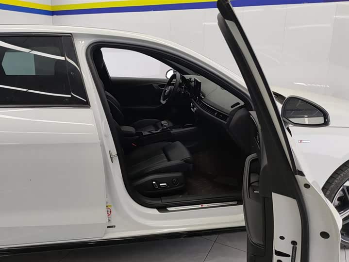 Фото 8 - Audi A4L