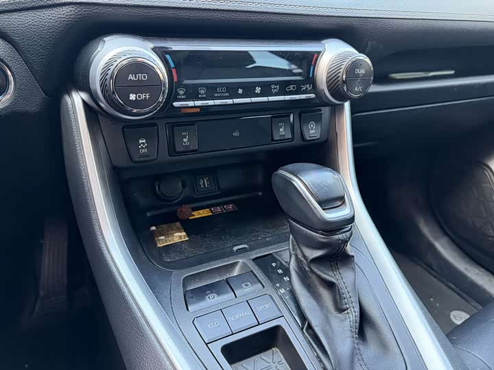 Фото 5 - Toyota RAV4