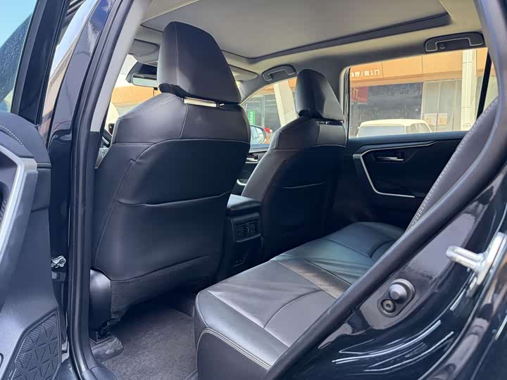 Фото 6 - Toyota RAV4