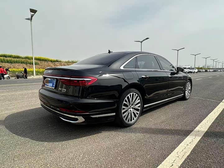 Фото 4 - Audi A8
